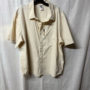 REI Men's Beige Short Sleeve Button Down Shirt